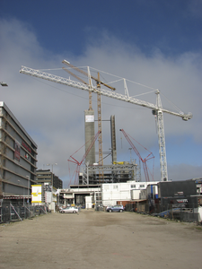 905835 Gezicht op de bouw van het Stadskantoor bij het Jaarbeursplein te Utrecht, vanaf de Mineurslaan.